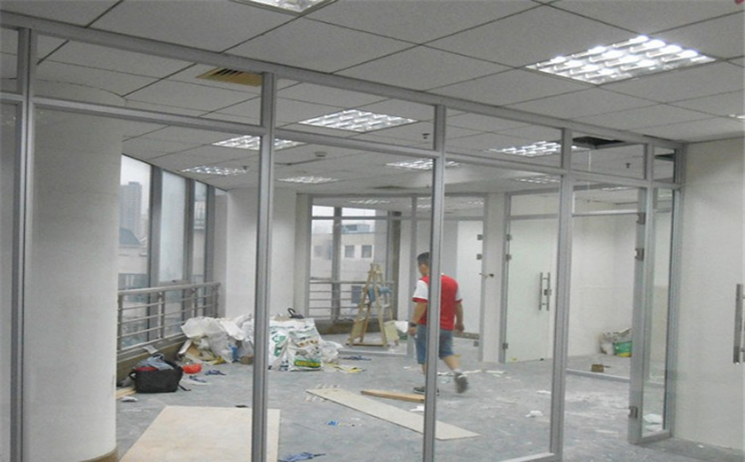 装修工人正在进行高隔间施工